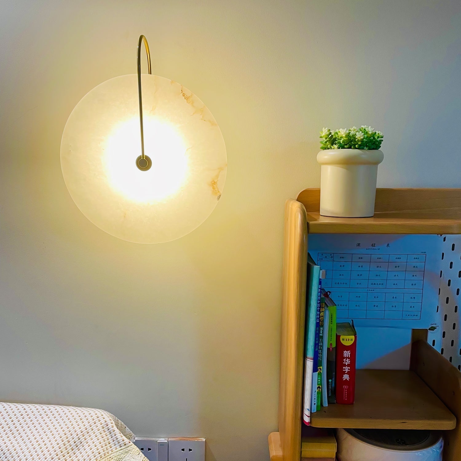 Applique Murale Élégante en Albâtre – Lumière douce et moderne pour le couloir ou la chambre à coucher