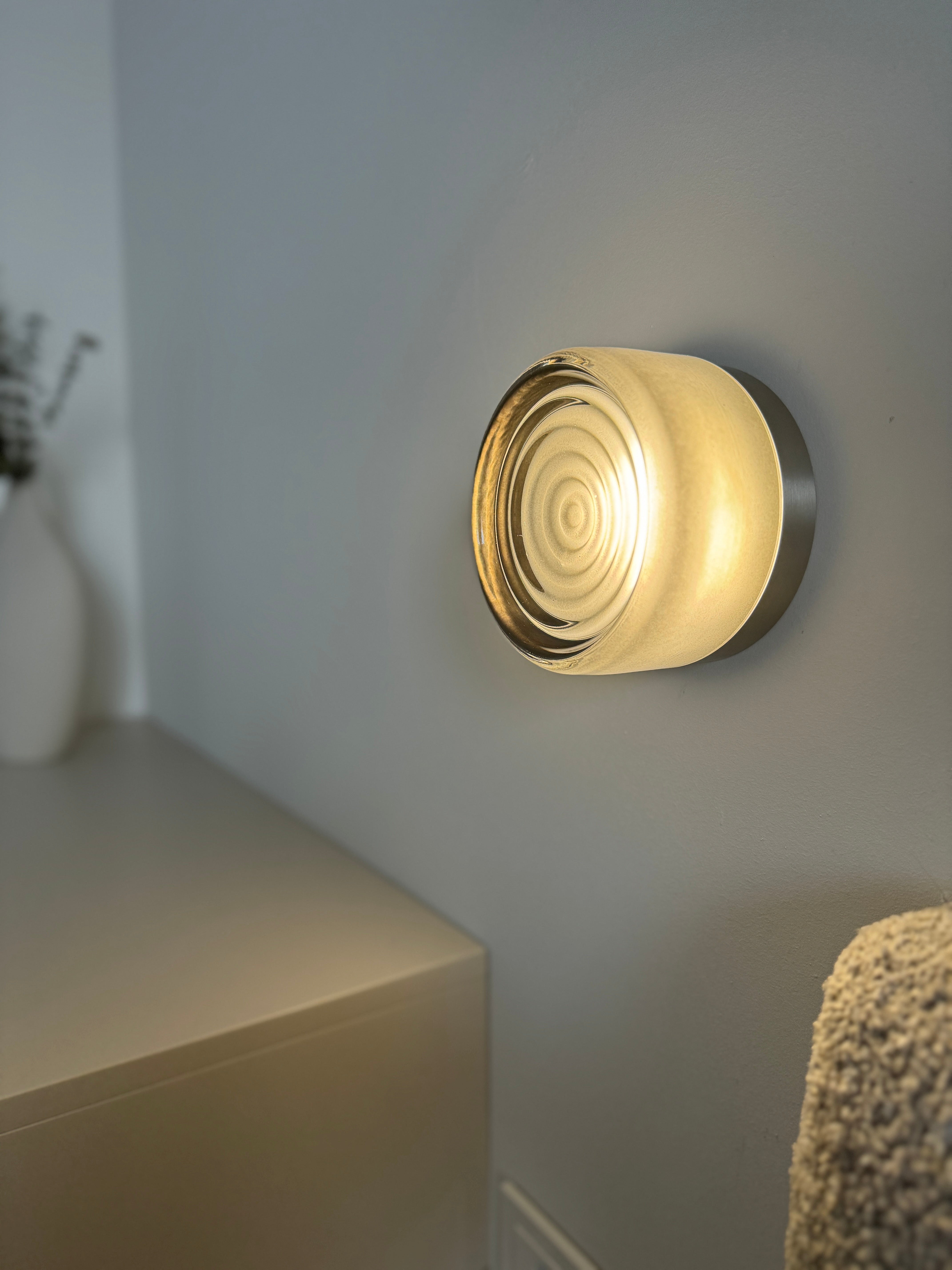 Applique Halo en métal doré – Élégante lumière murale pour la chambre ou le salon