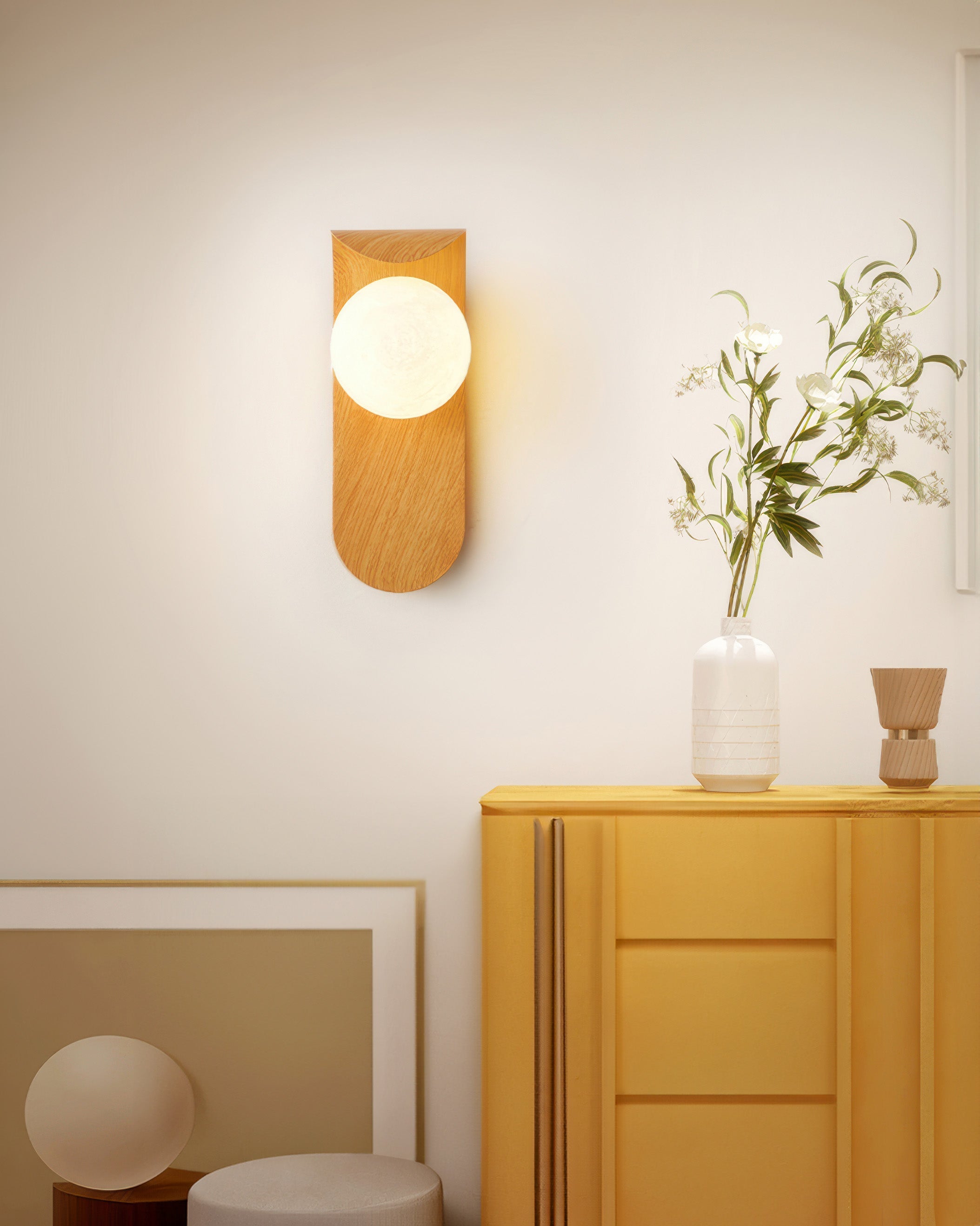 Applique Murale Éclat Doré – Lampe en métal avec abat-jour en verre pour le salon ou la chambre