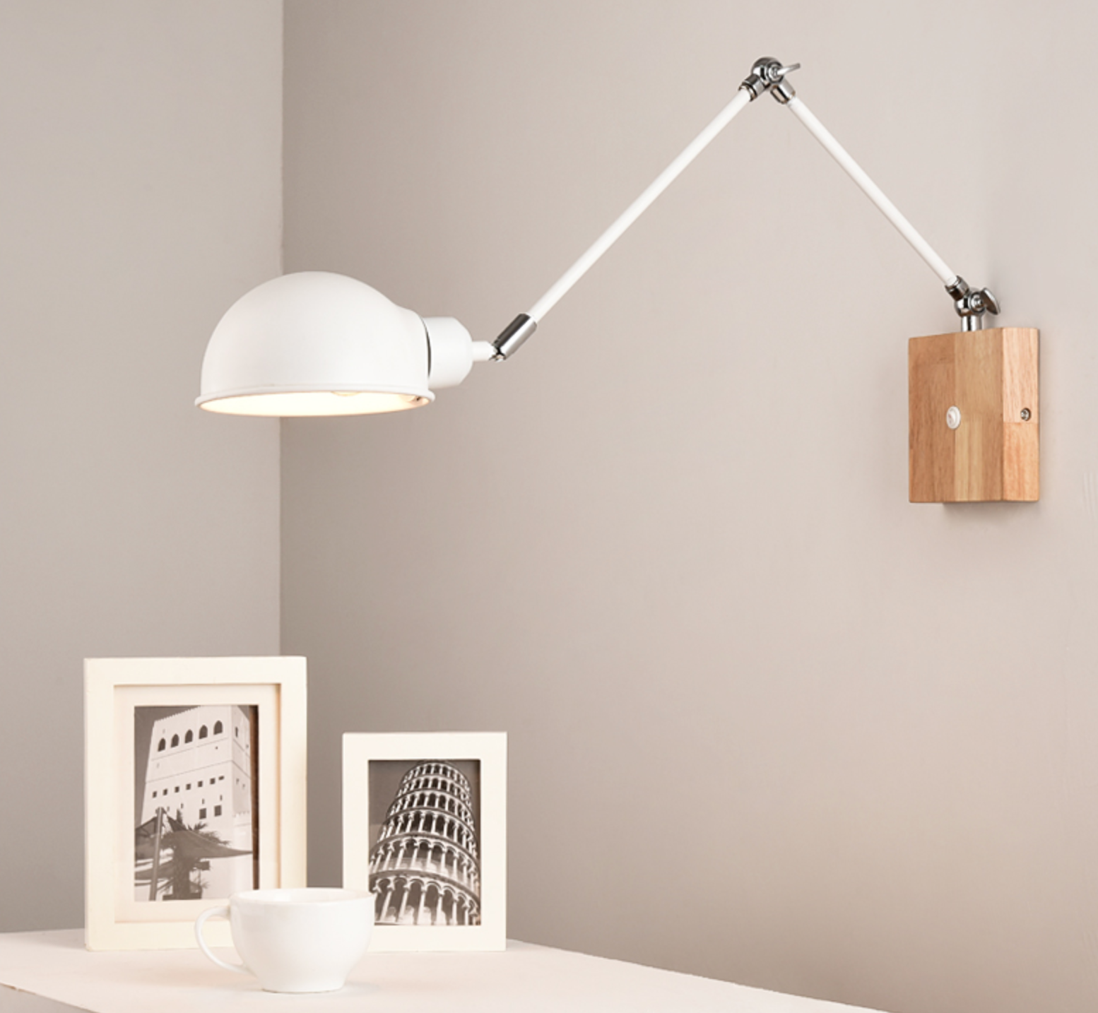 Applique Murale Éclectique en Bois – Luminaire ajustable pour le salon ou la chambre à coucher