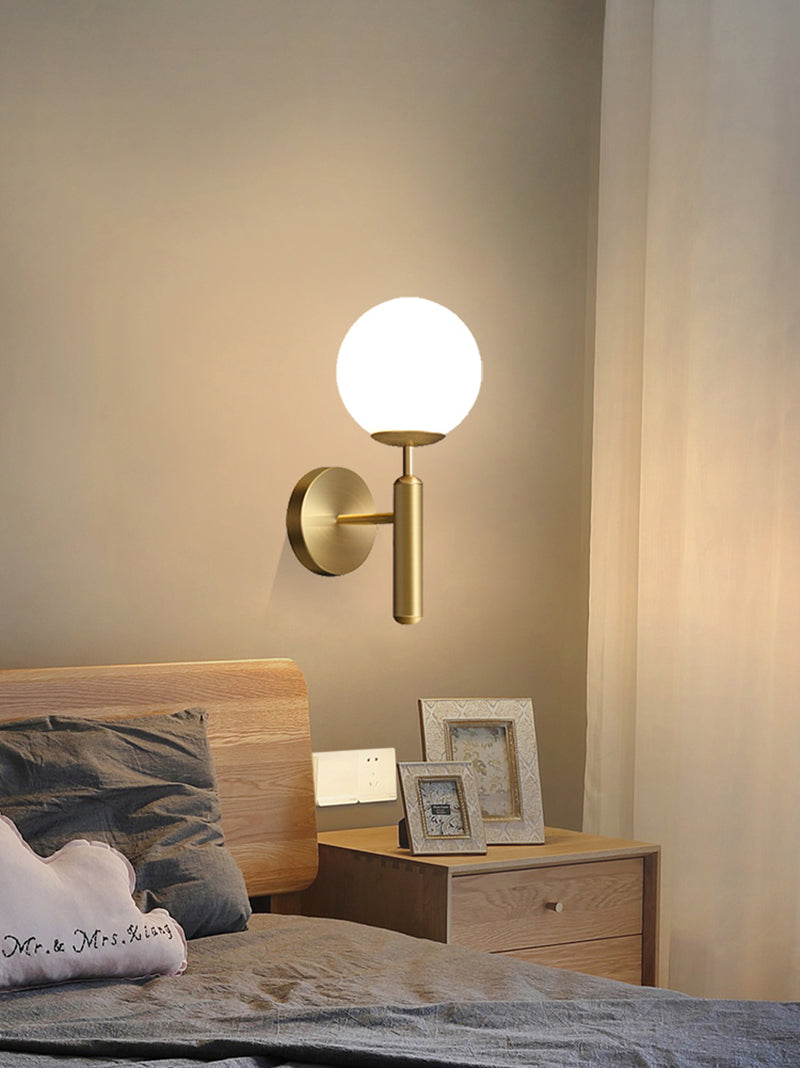 Applique Murale Élégante en Verre – Luminaire en laiton brossé pour un style moderne et chaleureux dans votre salon