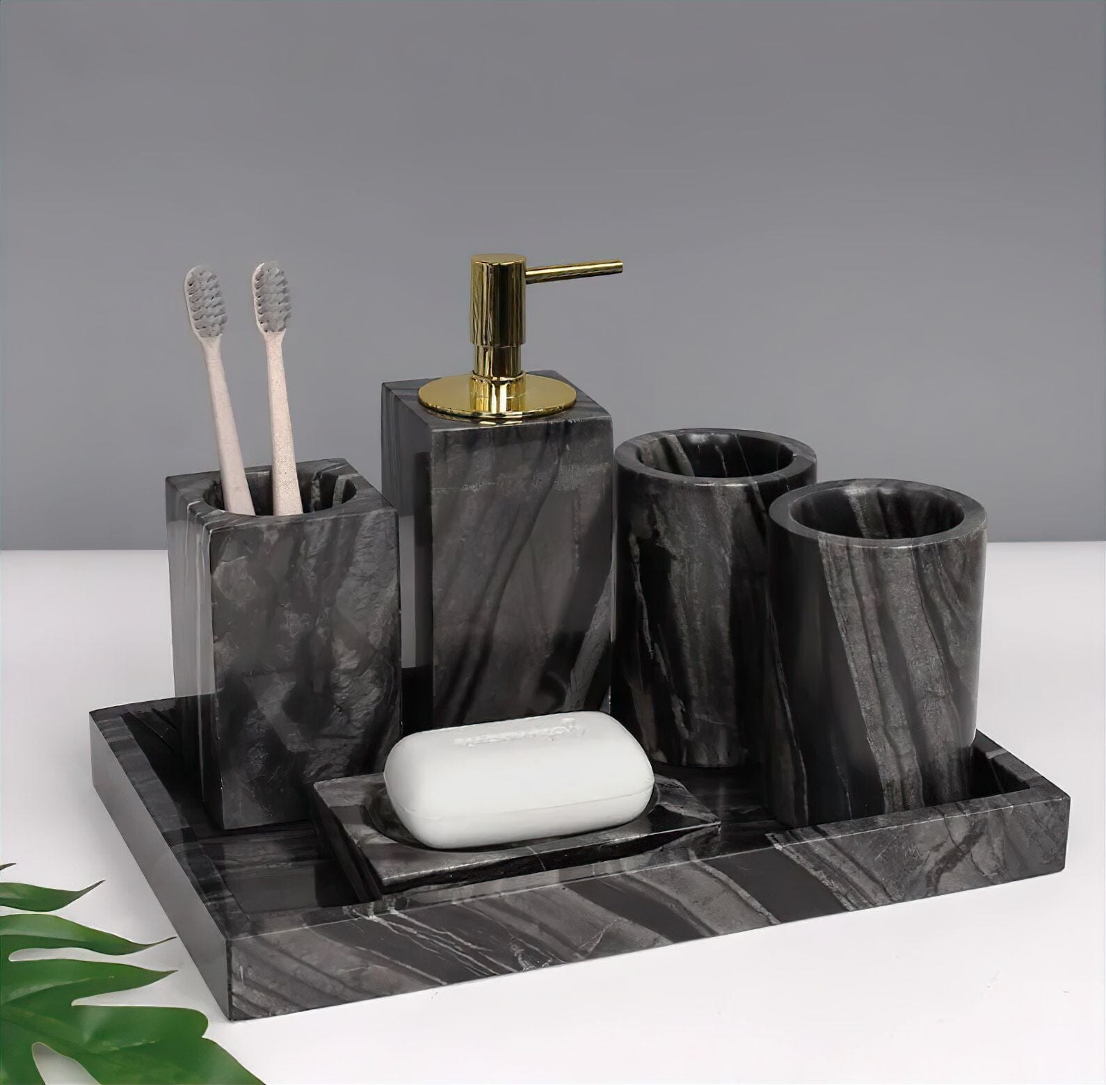 Accessoires de Salle de Bain Éclipse – Collection moderne en noir et or pour une touche élégante dans votre salle de bain