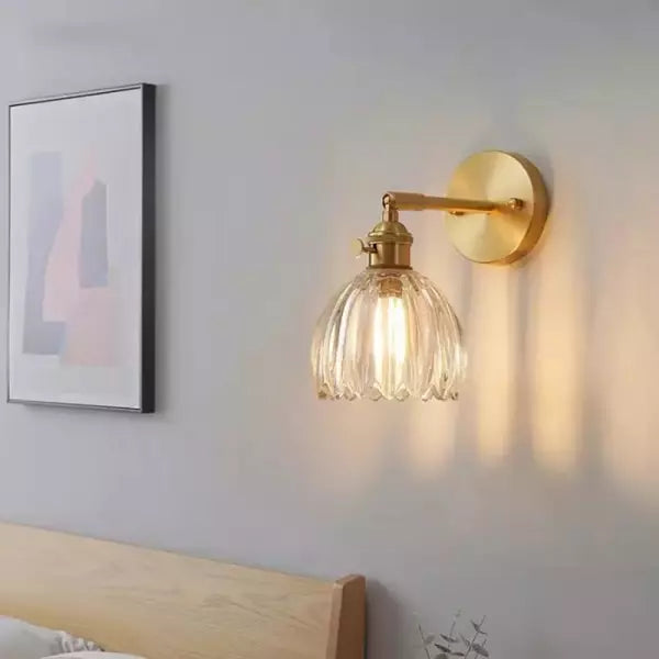 Applique Murale Élégante – Luminaire en métal doré et verre soufflé pour le salon ou la chambre