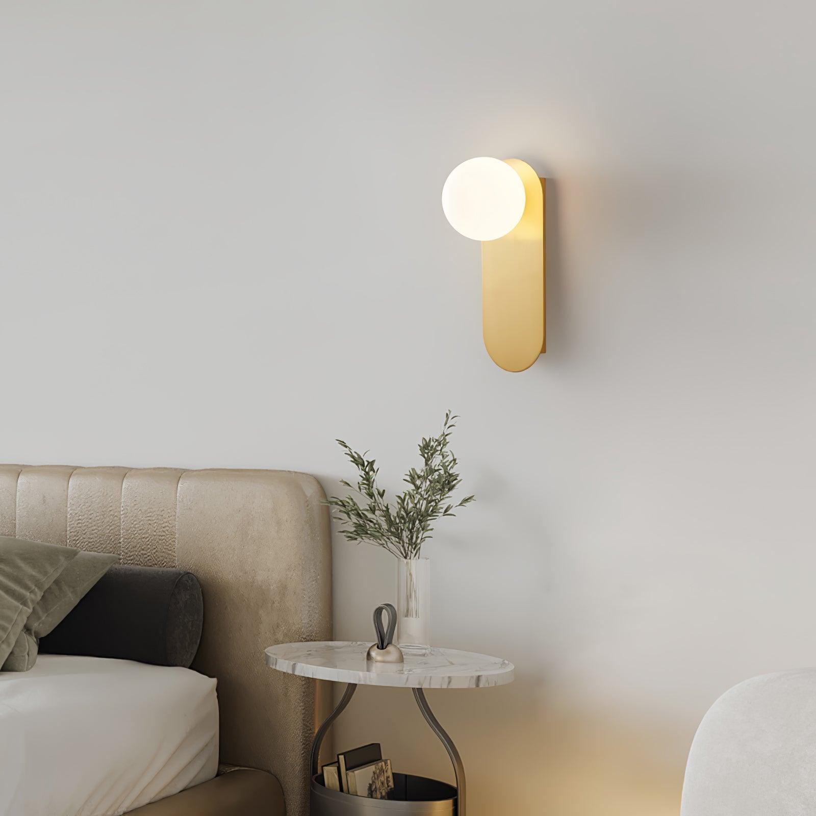 Applique Globe Élégante en Métal – Luminaire moderne pour le couloir ou le salon