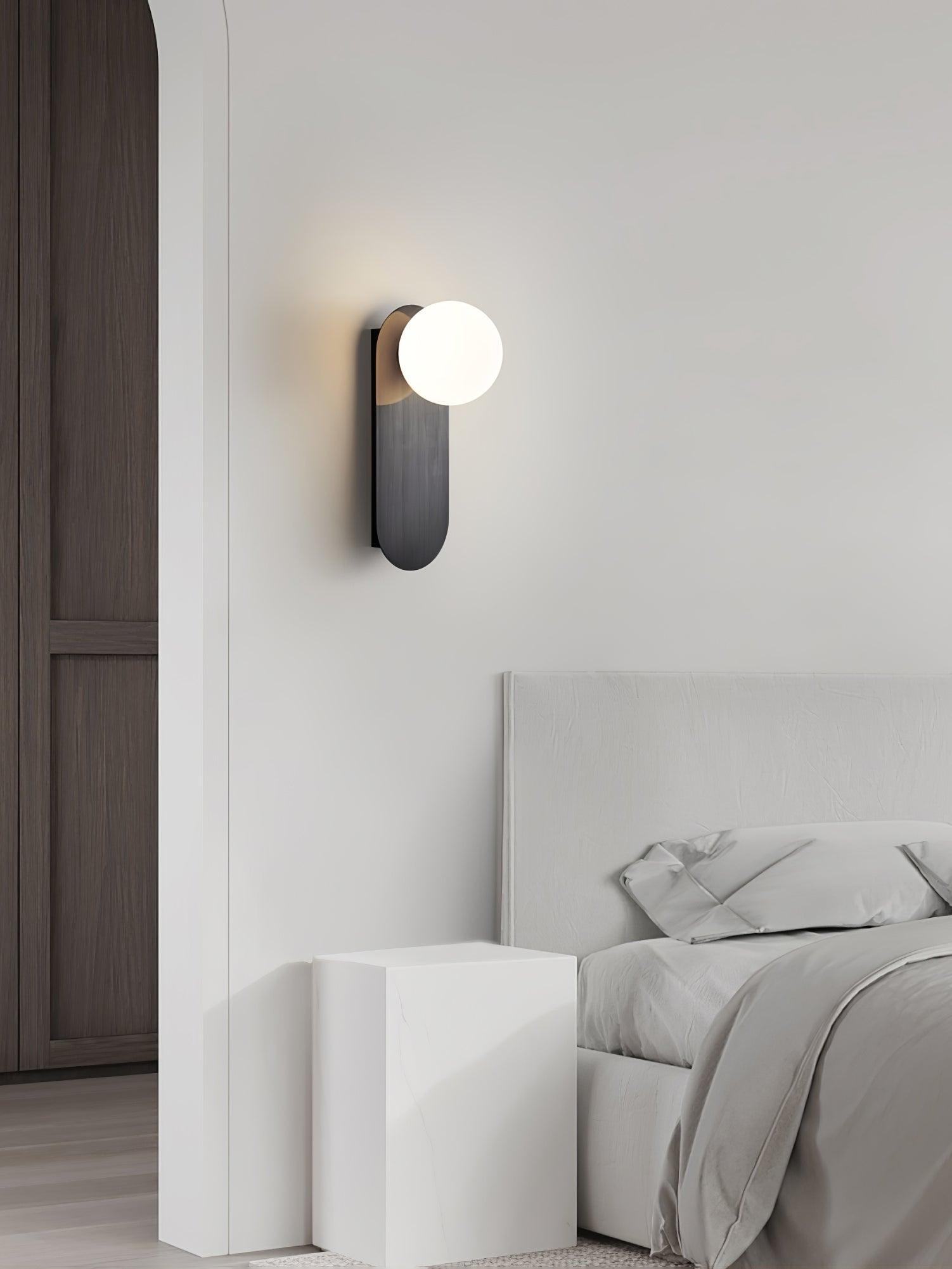 Applique Globe Élégante en Métal – Luminaire moderne pour le couloir ou le salon