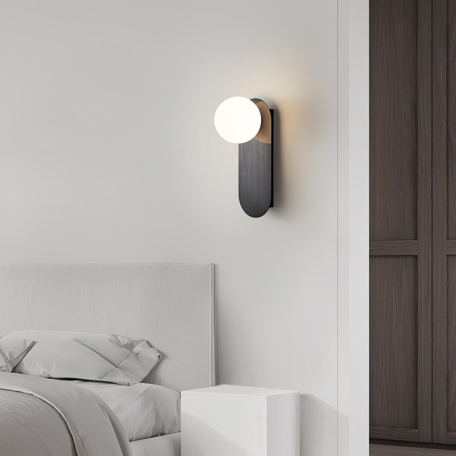 Applique Globe Élégante en Métal – Luminaire moderne pour le couloir ou le salon