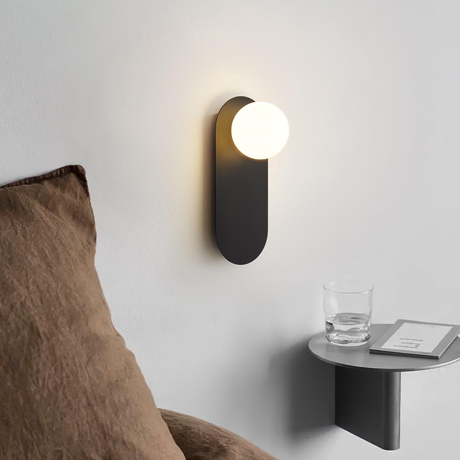 Applique Globe Élégante en Métal – Luminaire moderne pour le couloir ou le salon